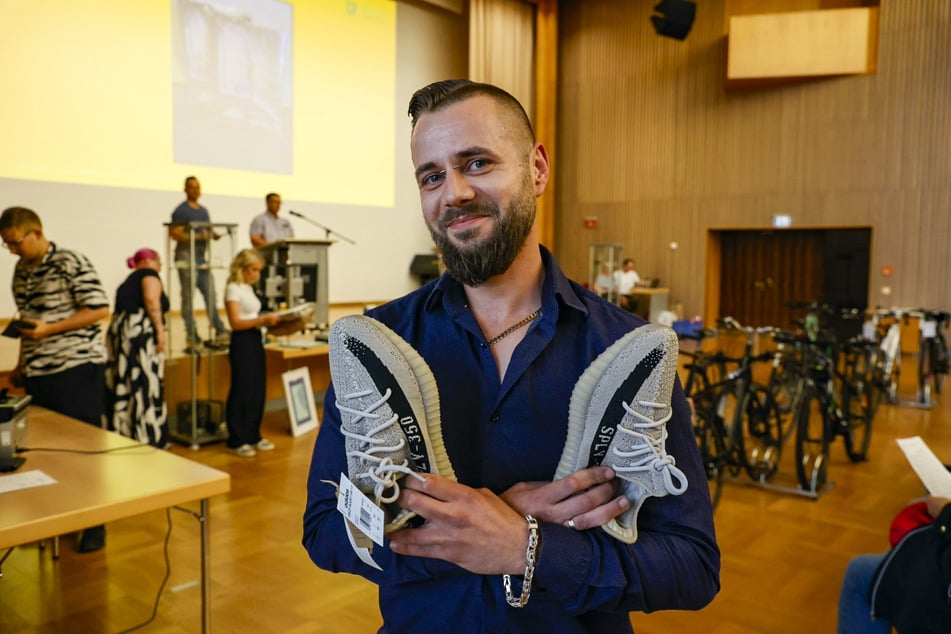 Auktions-Experte Tommy Höfler (32) war bei den Turnschuhen der Meistbietende.