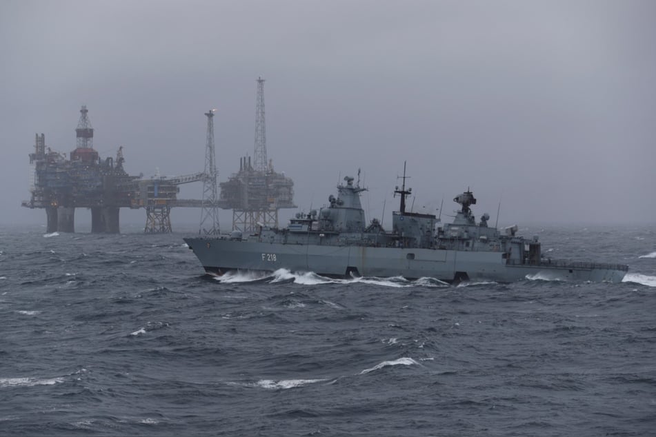 Die Fregatte Mecklenburg-Vorpommern (F 218) ist im Seegebiet vor Norwegen im Einsatz.