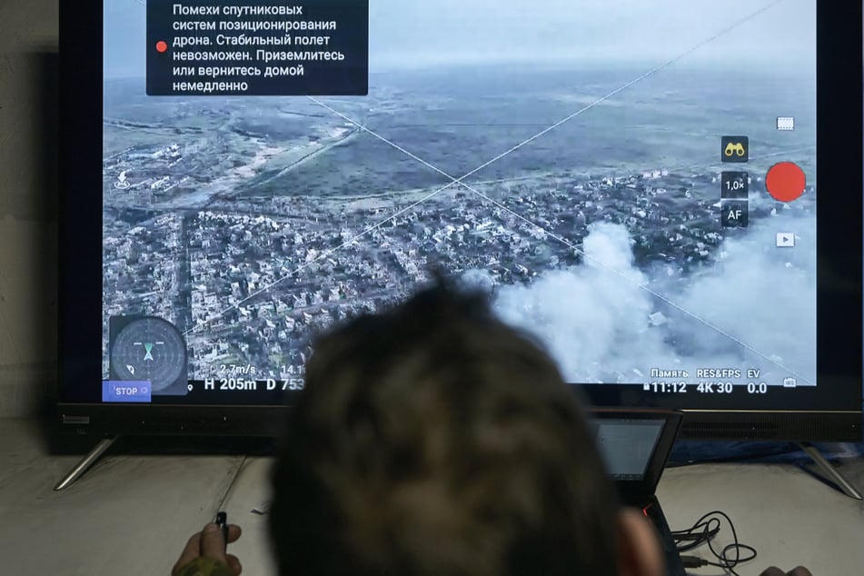 Ein ukrainischer Soldat beobachtet eine Drohnenübertragung aus einer unterirdischen Kommandozentrale in Bachmut, Region Donezk, Ukraine.