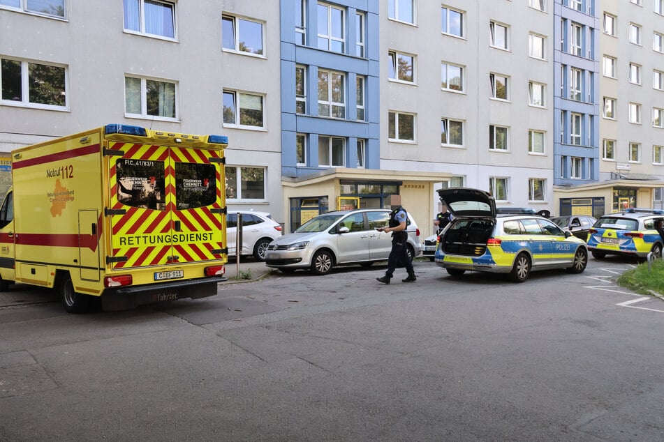 Polizei und Rettungskräfte rückten am Freitagmittag zu einem Wohnblock in der Chemnitzer Innenstadt aus. In einer Wohnung kam es zu einer heftigen Auseinandersetzung.