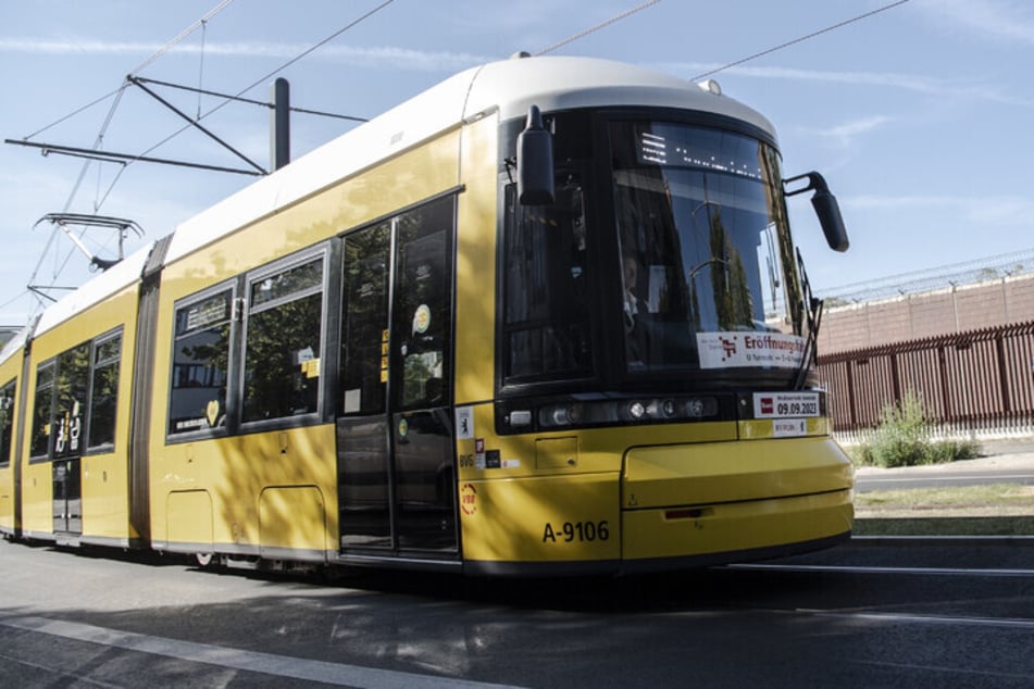 Der Mann geriet bis zur Hüfte unter eine Straßenbahn der BVG. (Archivbild)