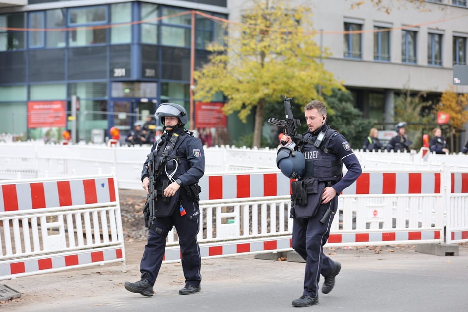 Schwer bewaffnete Polizisten durchkämmten das Gebäude, konnten aber nichts Verdächtiges oder Gefährliches finden.