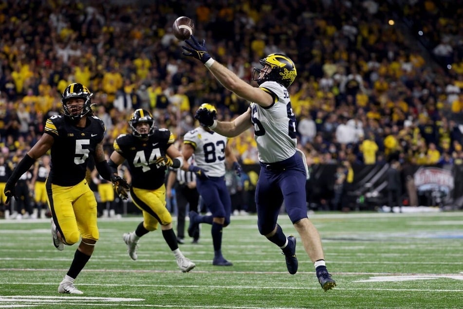 Michigan's Luke Schoonmaker (r.) can be a vital member to the Wolverines' offense and perform big in the semifinal, as he did during the Big Ten Championship.