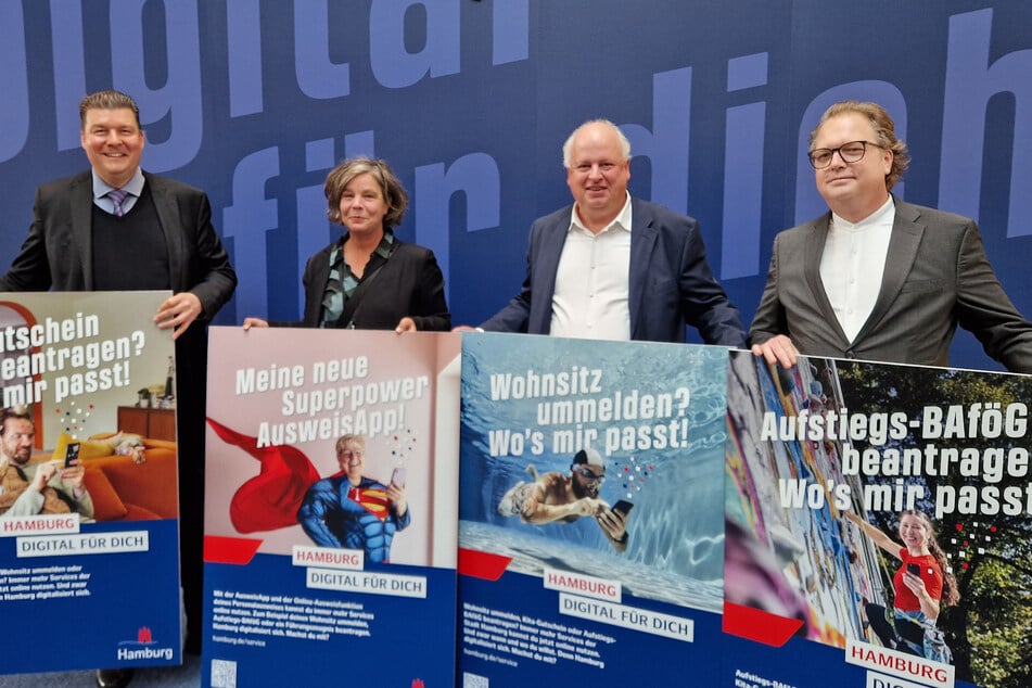 V.l.n.r.: Senator Andreas Dressel, Dr. Svenja Zell, Staatsrat Jan Pörksen und Bezirksstaatsrat Dr. Alexander von Vogel. Die Motive für die Plakate der Kampagne entstanden alle mit Mitarbeitenden der Hamburger Verwaltung.