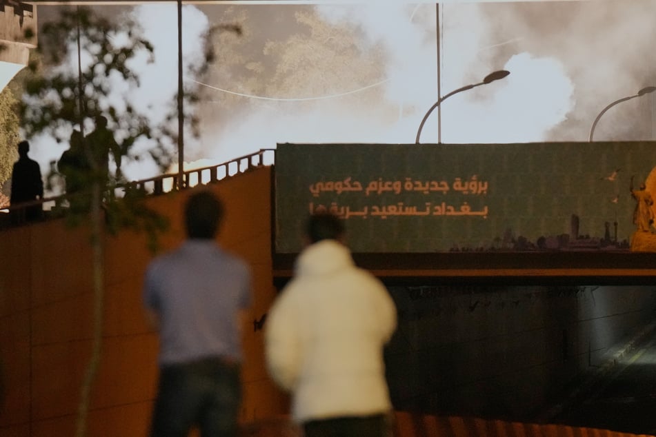 Sicherheitskräfte feuern Tränengas ab, um einen Protest gegen die Angriffe der USA und Israels auf den Iran an einer Brücke zu zerstreuen, die zur befestigten Grünen Zone führt, in der sich die US-Botschaft im Irak befindet.