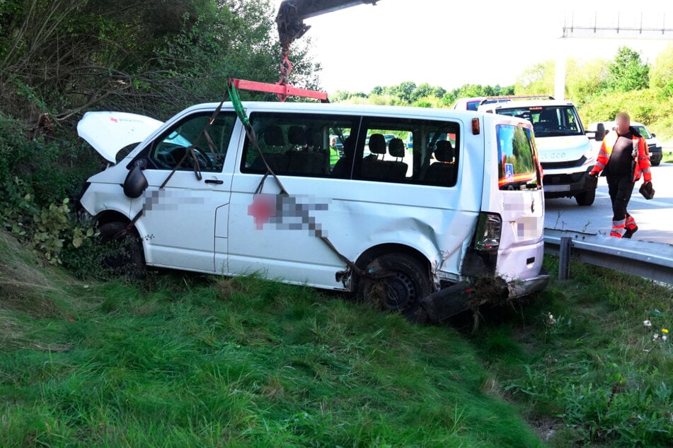 Ein VW-Transporter sowie ein Suzuki landeten bei dem Unfall in einer Böschung.