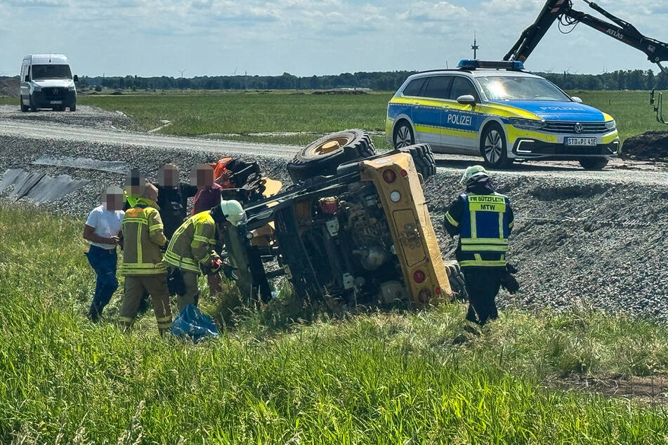 Bei einem Arbeitsunfall in Niedersachsen kam ein Mann mit seinem Radlader von der Fahrbahn ab.