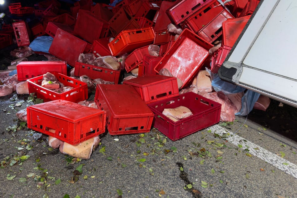Teile der geladenen 16 Tonnen Fleisch hatten sich über die beiden rechten Fahrstreifen der Autobahn verteilt.