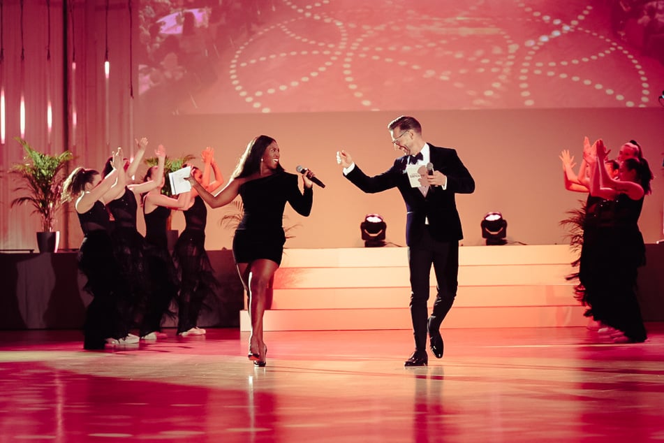 La solution : Au final, Motsi Mabuse (44 ans) a pris en charge la co-présentation aux côtés de l'organisateur Oliver Thalheim.