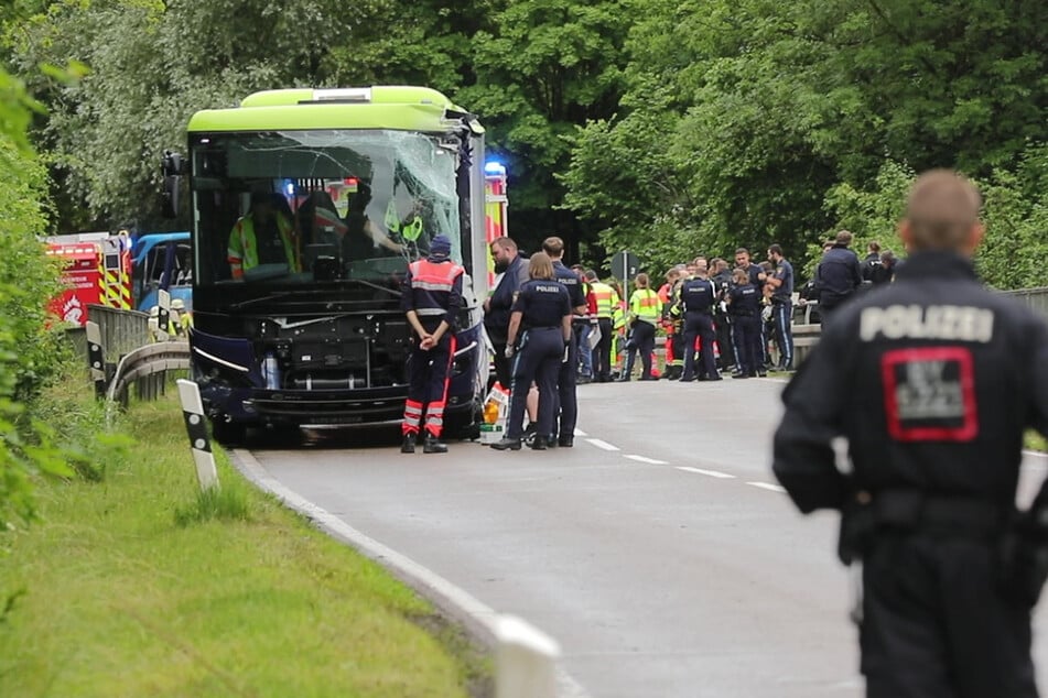 Gegen 12.30 Uhr sind im Landkreis Dachau zwei Busse miteinander kollidiert. Laut ersten Informationen wurde dabei ein Kind getötet.