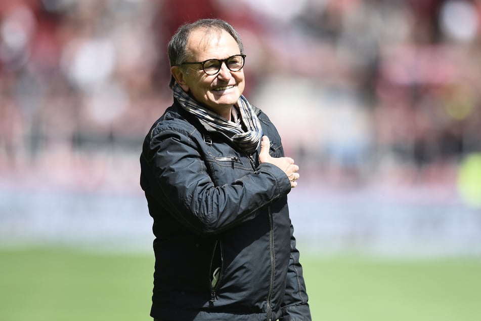 Von 2014 bis 2017 war Ewald Lienen (72) Coach des FC St. Pauli. Die Spielweise der Kiezkicker gefällt dem ehemaligen Profifußballer aktuell gar nicht.