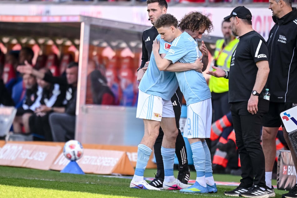 Unions Linus Güther (r.) kommt als zweitjüngster Bundesligaprofi ins Spiel.