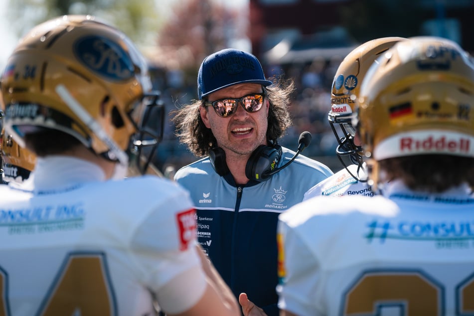 Special Teams Coordinator Erik Keil (M.) hat mit seinen Jungs noch ein wenig Arbeit.