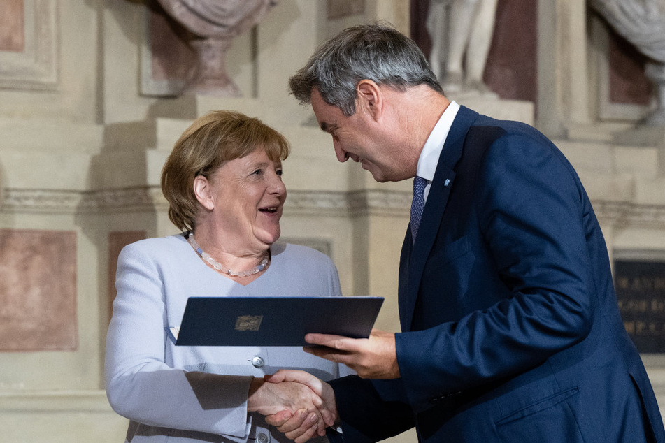 Die ehemalige Bundeskanzlerin Merkel (l.) erhielt durch CSU-Chef Markus Söder den Bayerischen Verdienstorden.