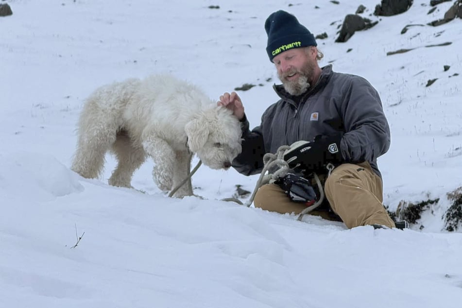 Dave Beckett und Amanda Barker wurden zu LouLous Lebensrettern. Mit einem Hubschrauber suchten sie die abgelegene Bergregion in Alaska ab.