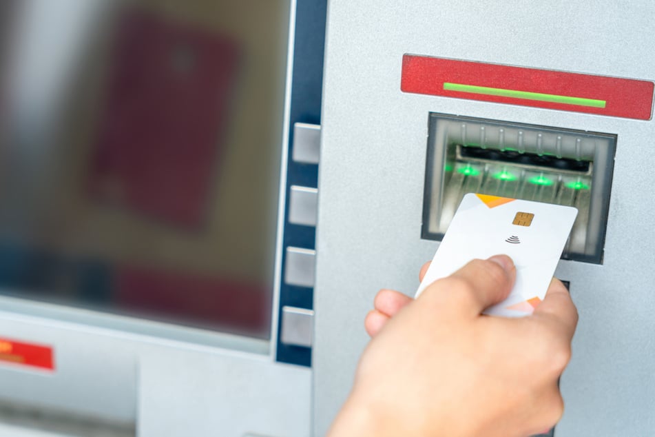 Der Täter hob mehrere Tausend Euro mit den Geldkarten seiner Opfer ab. (Symbolfoto)