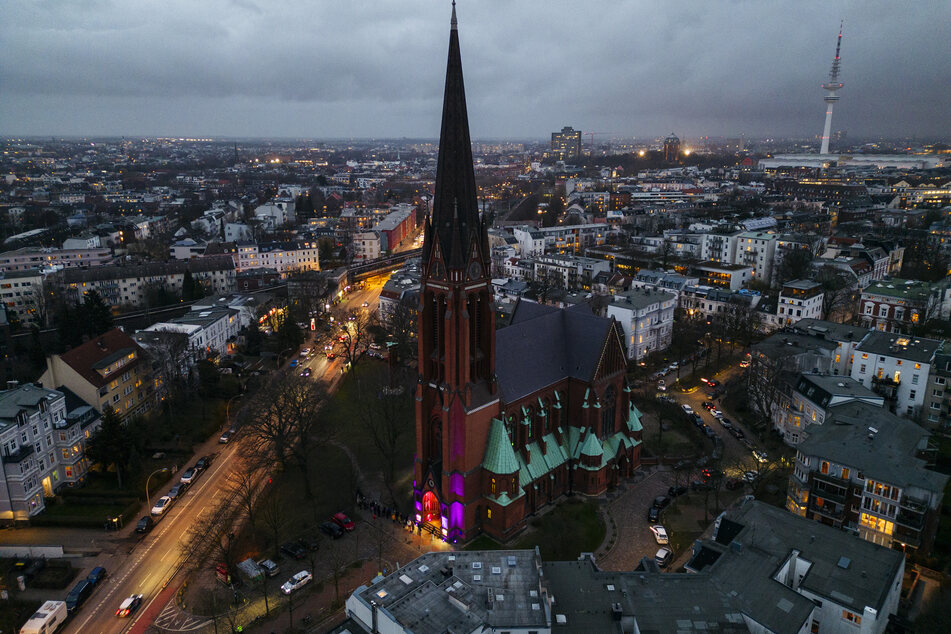 Die Altonaer Kulturkirche in Hamburg erstrahlt seit dieser Woche in einem ganz neuen Licht.