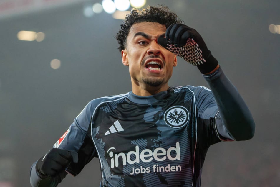 Nathaniel Brown feiert seinen Führungstreffer für Eintracht Frankfurt.