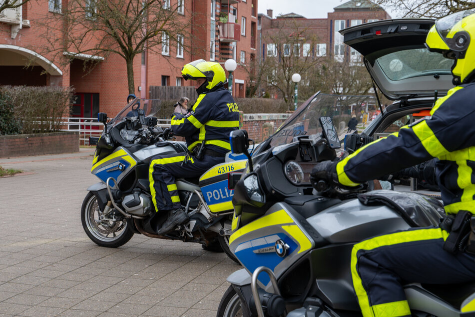 Die Polizei leitete in beiden Fällen eine Fahndung mit zahlreichen Einsatzkräften ein, konnte die Täter aber nicht aufspüren.