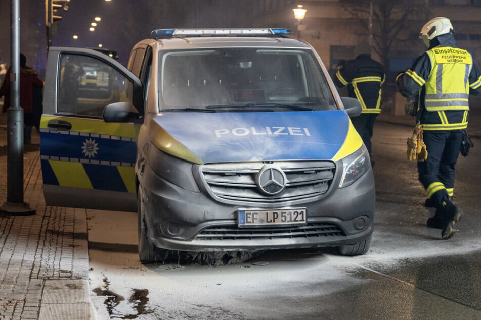 Ein Polizeiauto war in der Silvesternacht in Weimar in Brand gesetzt worden.