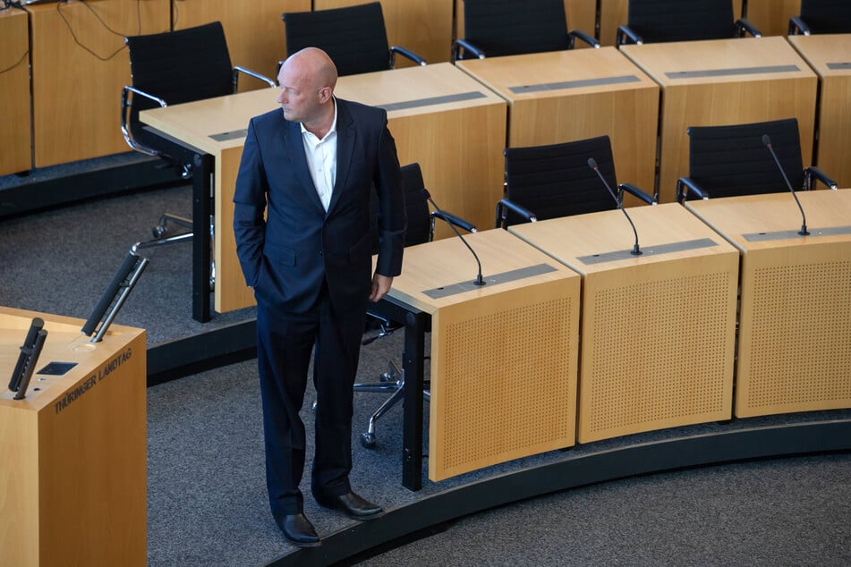 Thomas Kemmerich (59), Thüringens damals neu gewählter Ministerpräsident, blickt sich nach seiner Wahl im Thüringer Landtag um. (Archivbild)