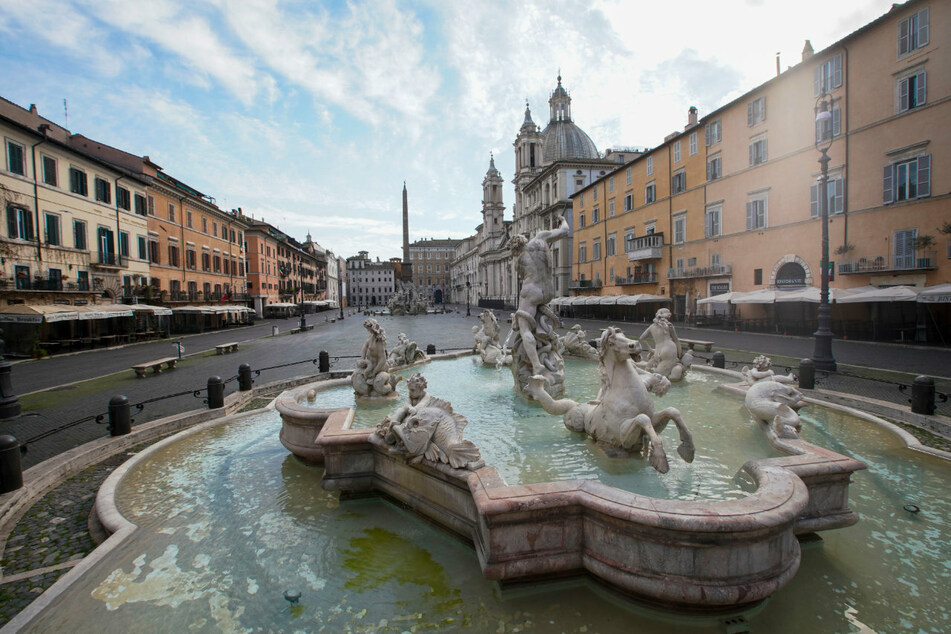 Italien, Rom: Ein Blick auf den Neptunbrunnen und die leere Piazza Navona.