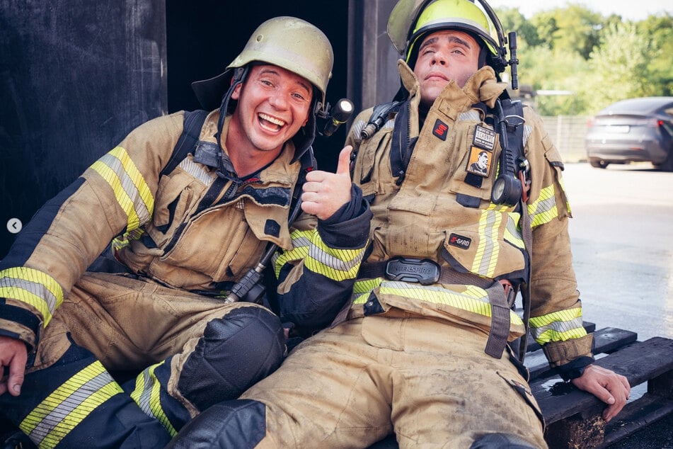 Für Feuerwehrmann Niklas (l.) ist die Arbeit im Team besonders erfüllend.