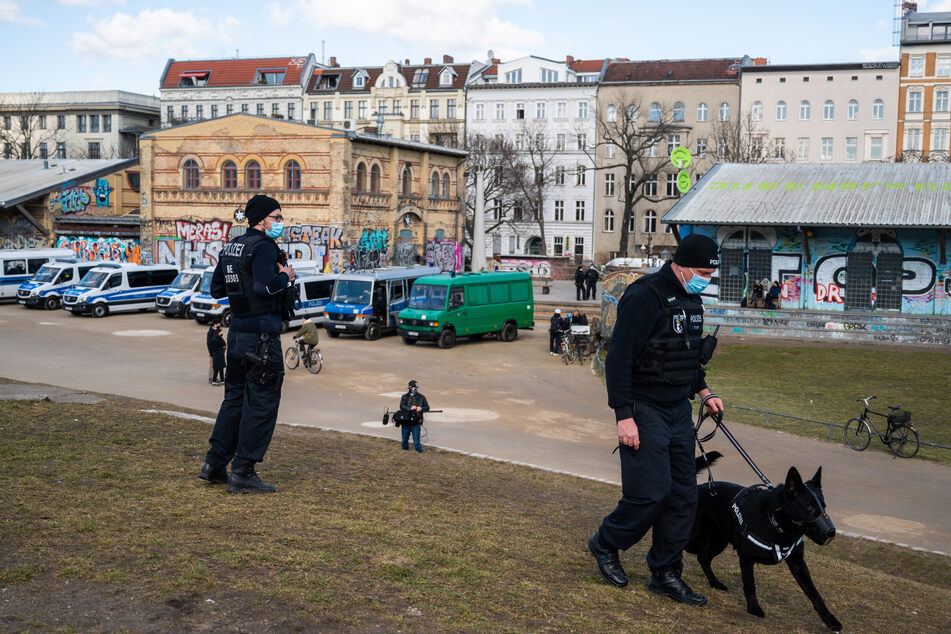 Die Berliner Polizei ist regelmäßig mit Spürhunden im Görlitzer Park in Kreuzberg im Einsatz. (Archivbild)
