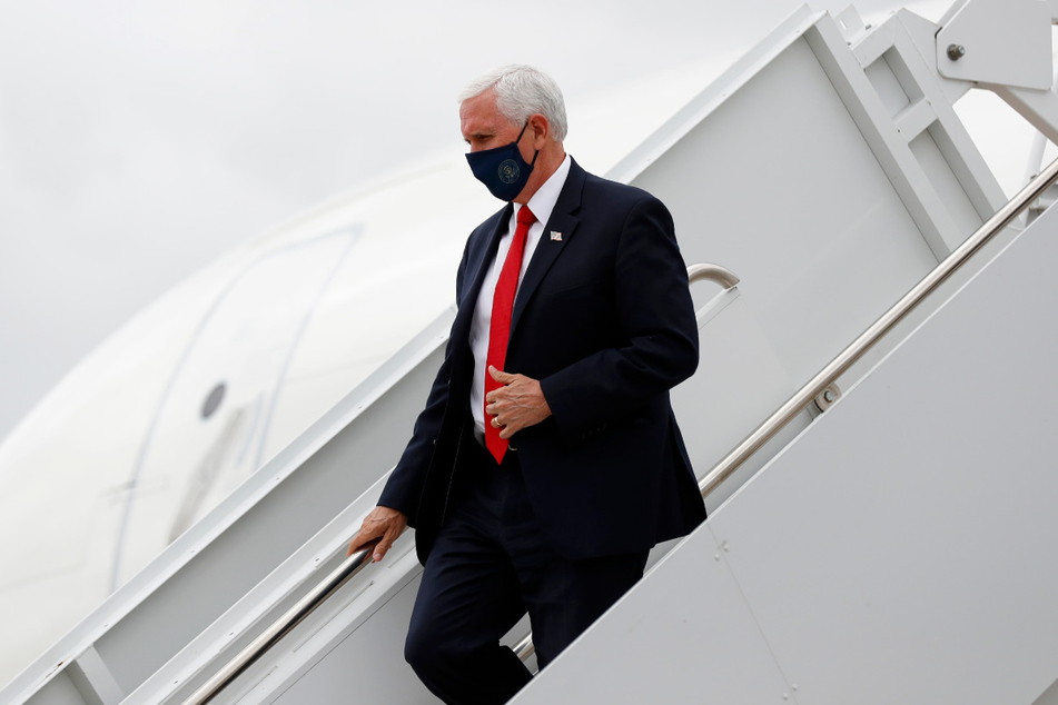 Mike Pence (61), Vizepräsident der USA, kommt am Sonntag auf dem Flughafen Dallas Love Field an.