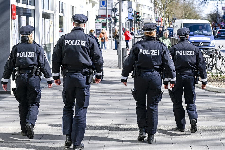 Polizisten patrouillieren in der Hamburger Innenstadt. (Symbolbild)