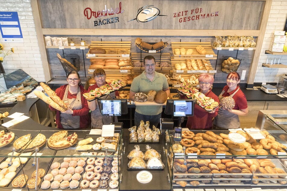 Jörg Schütze (34, M.) ist Inhaber der Bäckerei Drechsel aus Seifhennersdorf. Zum Team in der neuen Löbauer Filiale gehören Anna Schiling (22, v.l.n.r.), Ramona Schmuck (66), Martina Eisenblätter (56) und Nadine Fritsche (35).