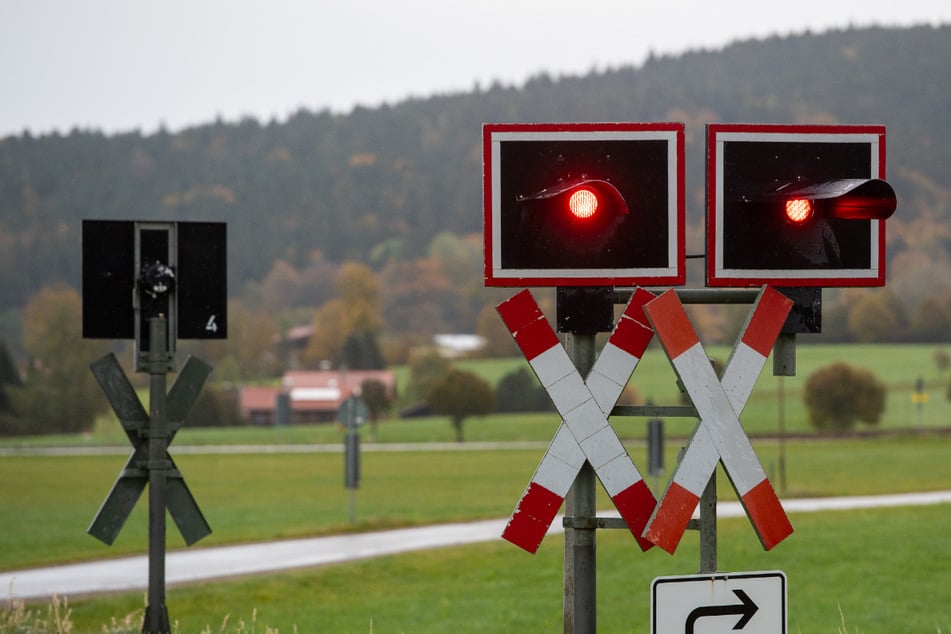 An einem unbeschrankten Bahnübergang wurde ein Auto von einem Zug erfasst. (Symbolbild)