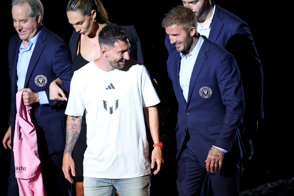 Lionel Messi (36, weißes Shirt) während seiner offiziellen Vorstellung bei Inter Miami. Ganz zur Freude des Klub-Bosses David Beckham (48, rechts neben Messi).