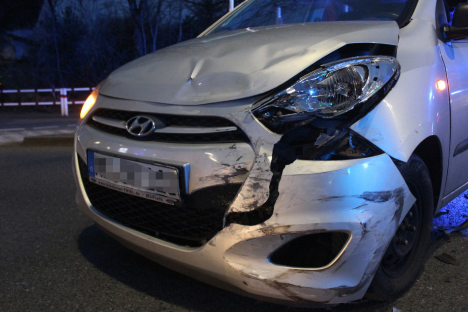 Der graue Hyundai wurde bei dem Crash vorne links massiv beschädigt.