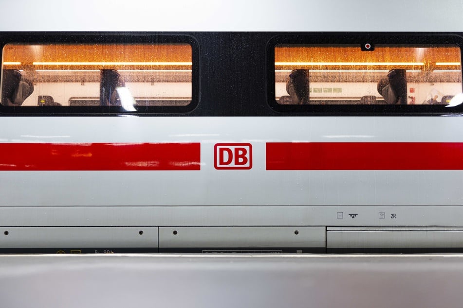 Ohne Ticket im ICE: 28-Jähriger versteckt sich auf Zugtoilette