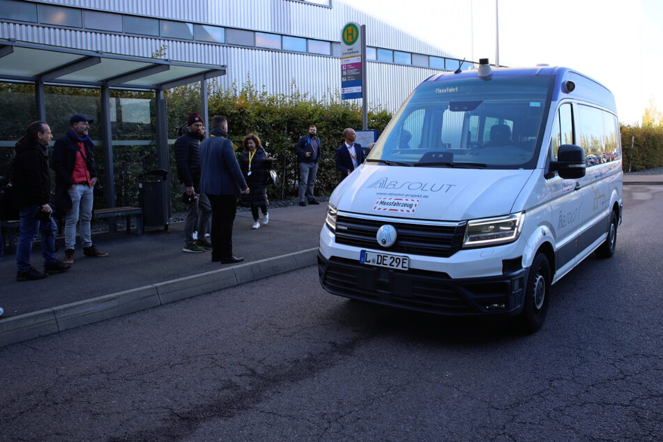 Leipzigs erster autonomer Bus wird nun auch mit Passagieren getestet. Laut Zulassung darf er dabei zunächst nur mit maximal 50 Kilometern pro Stunde unterwegs sein. Angestrebt und möglich sind 70.