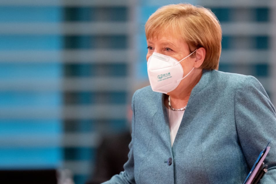 Bundeskanzlerin Angela Merkel kommt mit einer Mund-Nasenbedeckung zur Sitzung des Bundeskabinetts im Bundeskanzleramt.
