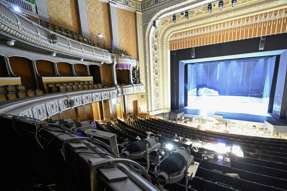 Die Bühne und der Zuschauerraum im Opernhaus müssen dringend saniert werden.