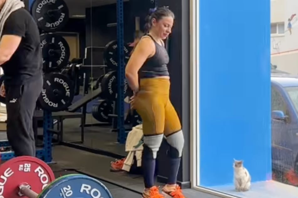 Sportlerin zerbricht das Herz, als sie sieht, wer sie vor dem Fenster des Fitnessstudios beobachtet