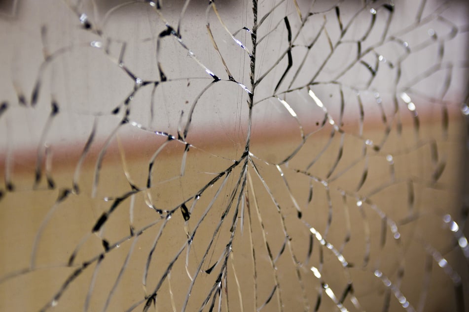 Die 20-Jährige beschädigte nach ihrem Ausraster in der Zahnarztpraxis auch eine Glasscheibe an einem Wohngebäude, gegen die sie mehrfach trat. (Symbolfoto)