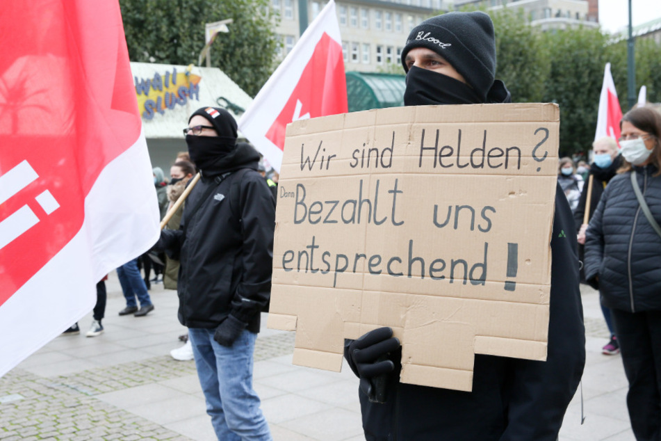 Teilnehmer stehen im Rahmen eines Verdi-Warnstreiks bei einer Kundgebung auf dem Rathausmarkt.