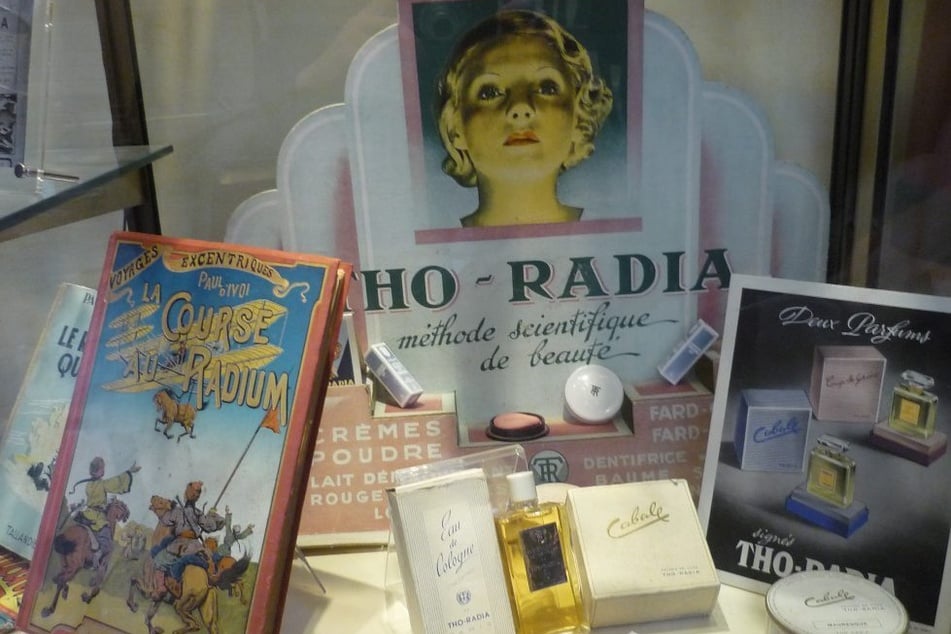 Produkte im Marie-Curie-Museum in Paris: Radium war u. a. in Kosmetika und Trinkwasser enthalten.