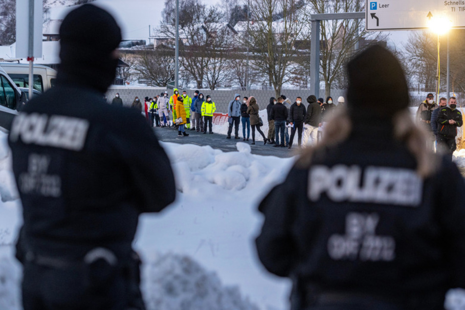 Zahlreiche Menschen warten vor einer Corona-Teststation an der deutsch-tschechischen Grenze bei Furth im Wald.