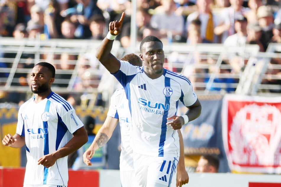 Schalke 04 geht spät in Führung.