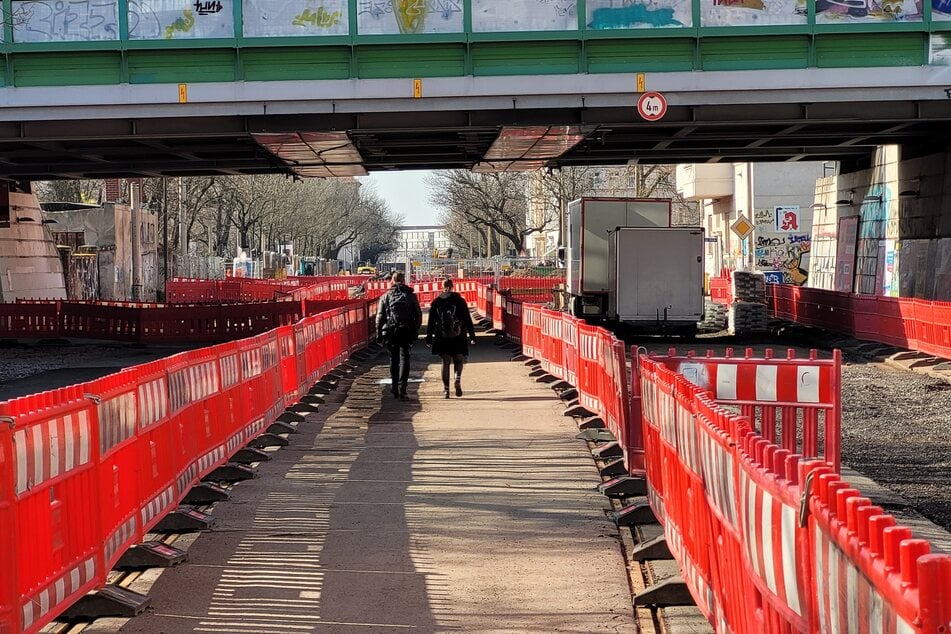 Es wurden alternative Wege eingerichtet, allerdings sind sie oft ein ziemlicher Umweg.