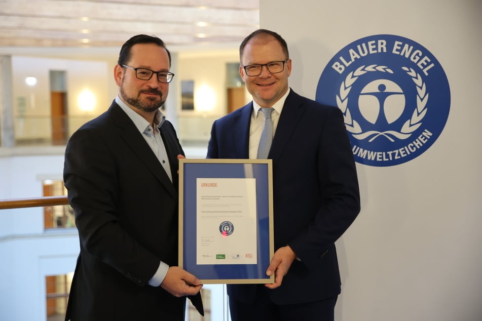 Bundesumweltminister Carsten Schneider (49, SPD, r.) überreicht DBU-Chef Alexander Bonde (50, Grüne) das Zertifikat zum Blauen Engel für Veranstaltungen.