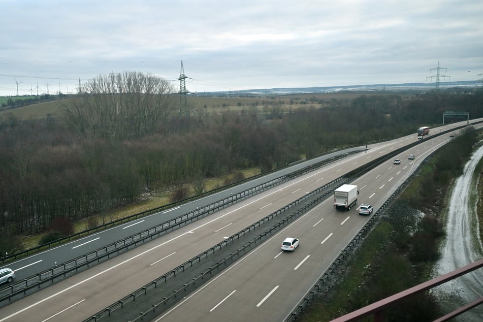 Stellenweise ist in Thüringen es glatt auf den Straßen.