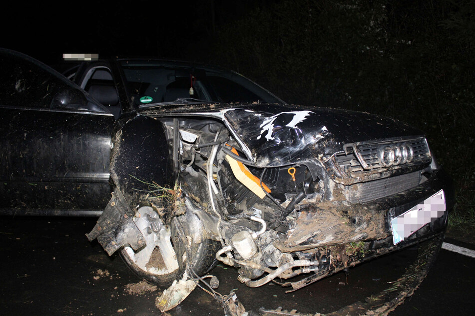 Der Audi wurde bei dem Unfall in Overath erheblich beschädigt.
