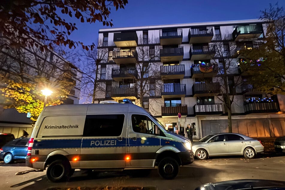 In einer Wohnung in Berlin-Marzahn sind drei Menschen getötet worden.