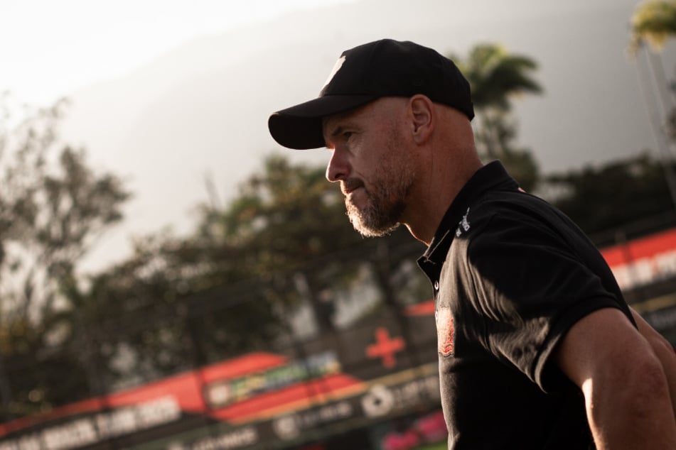Leverkusen-Coach Erik ten Hag (55) ist wohl gleich im ersten Pflichtspiel zum Umdenken gezwungen.